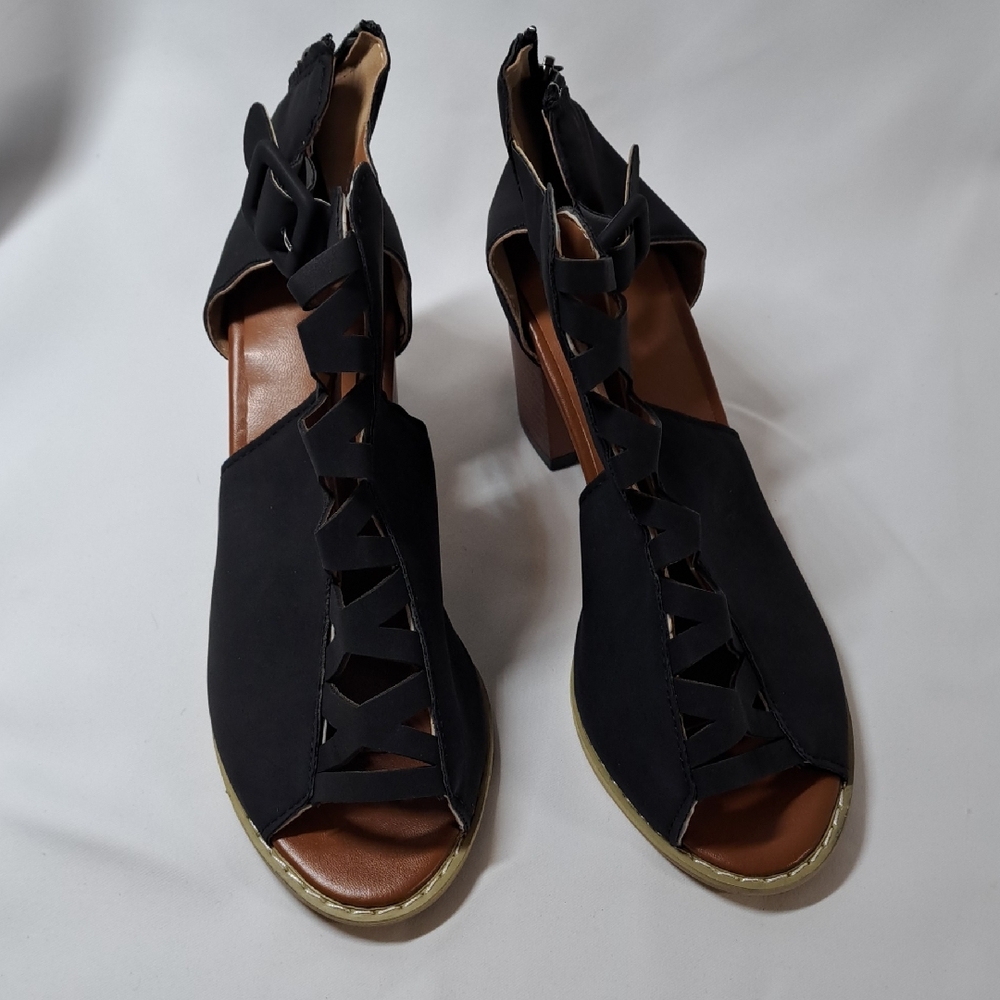 Elegant Black Women's Heels with Unique Cutout Design